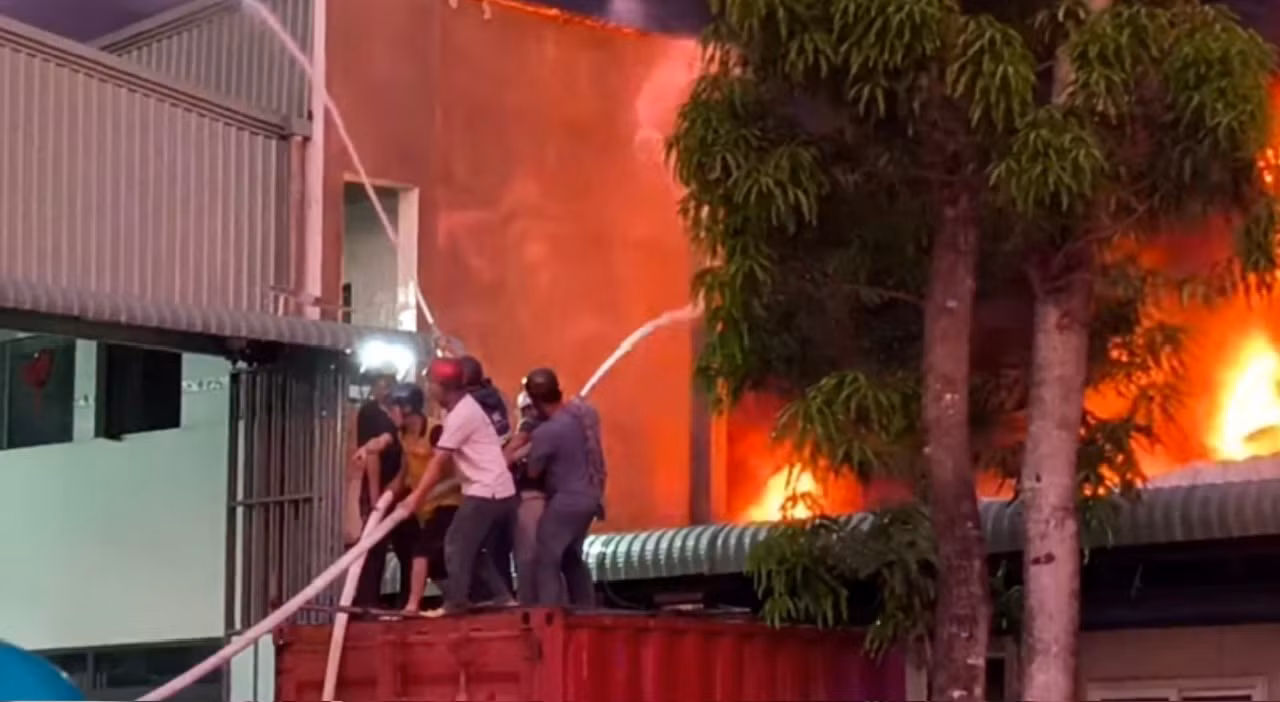 Cháy bãi phế liệu đe dọa nhiều công ty trên đường Mỹ Phước-Tân Vạn -0