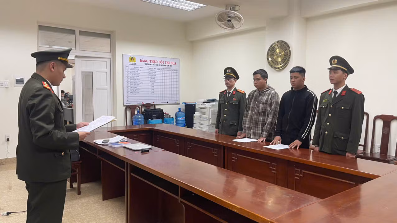Khởi tố 2 đối tượng tàng trữ trái phép vũ khí quân dụng -0