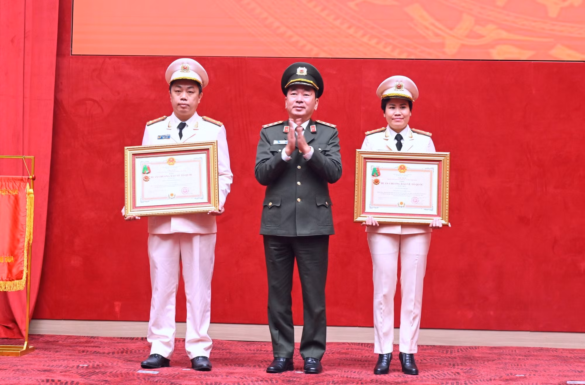 Thừa uỷ quyền của lãnh đạo Đảng, Nhà nước, Thứ trưởng Trần Quốc Tỏ trao Huân chương Bảo vệ Tổ quốc hạng Nhất tặng Đại tá Nguyễn Thị Phương, Phó Chánh Văn phòng Bộ Công an; trao Huân chương Bảo vệ Tổ quốc hạng Ba tặng tập thể Phòng Tham mưu Cảnh sát.