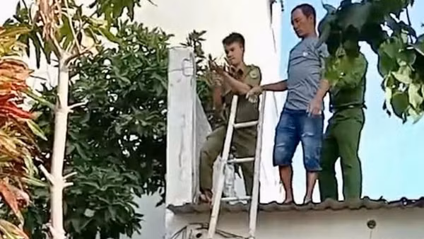 Một thuyền viên nghi ngáo đá leo lên mái nhà 3 tầng được đưa xuống an toàn