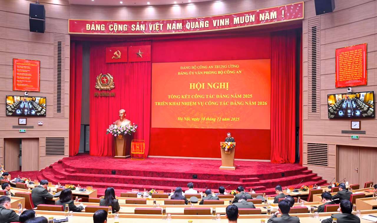 Thiếu tướng Nguyễn Quốc Toản phát biểu tại hội nghị.
