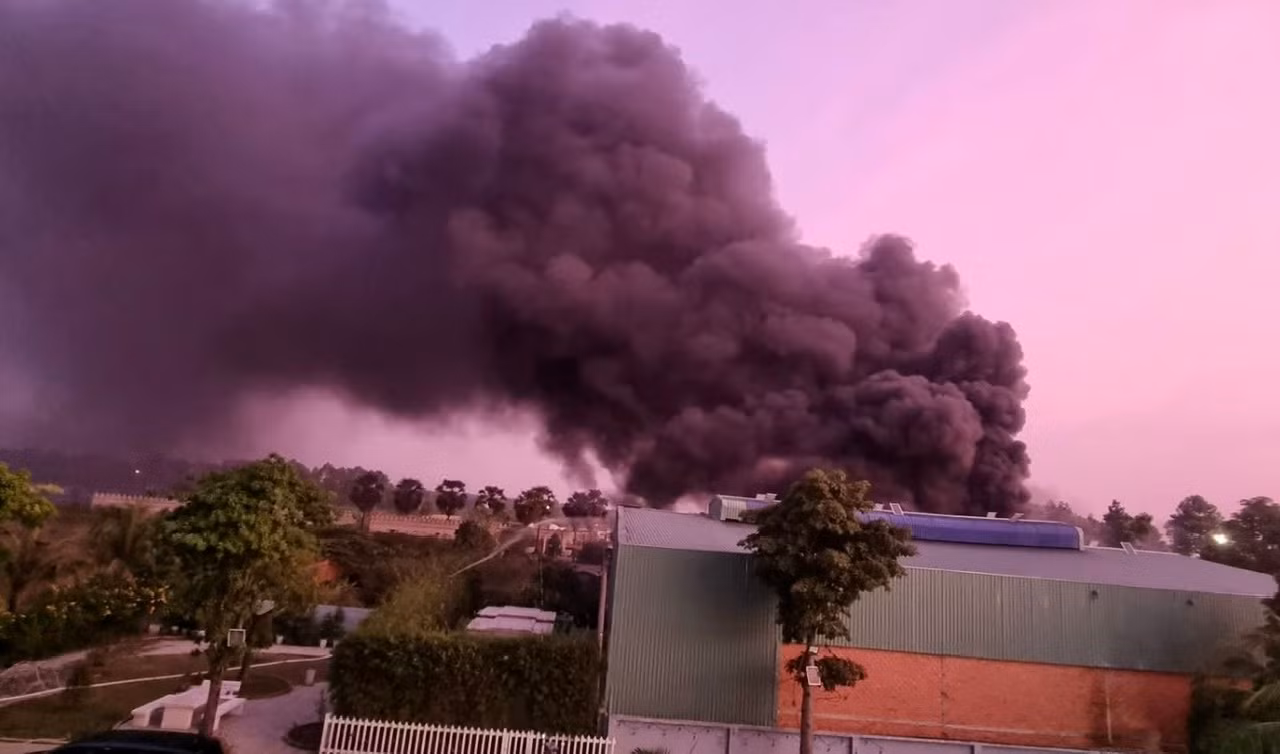 Cháy bãi phế liệu đe dọa nhiều công ty trên đường Mỹ Phước-Tân Vạn -0