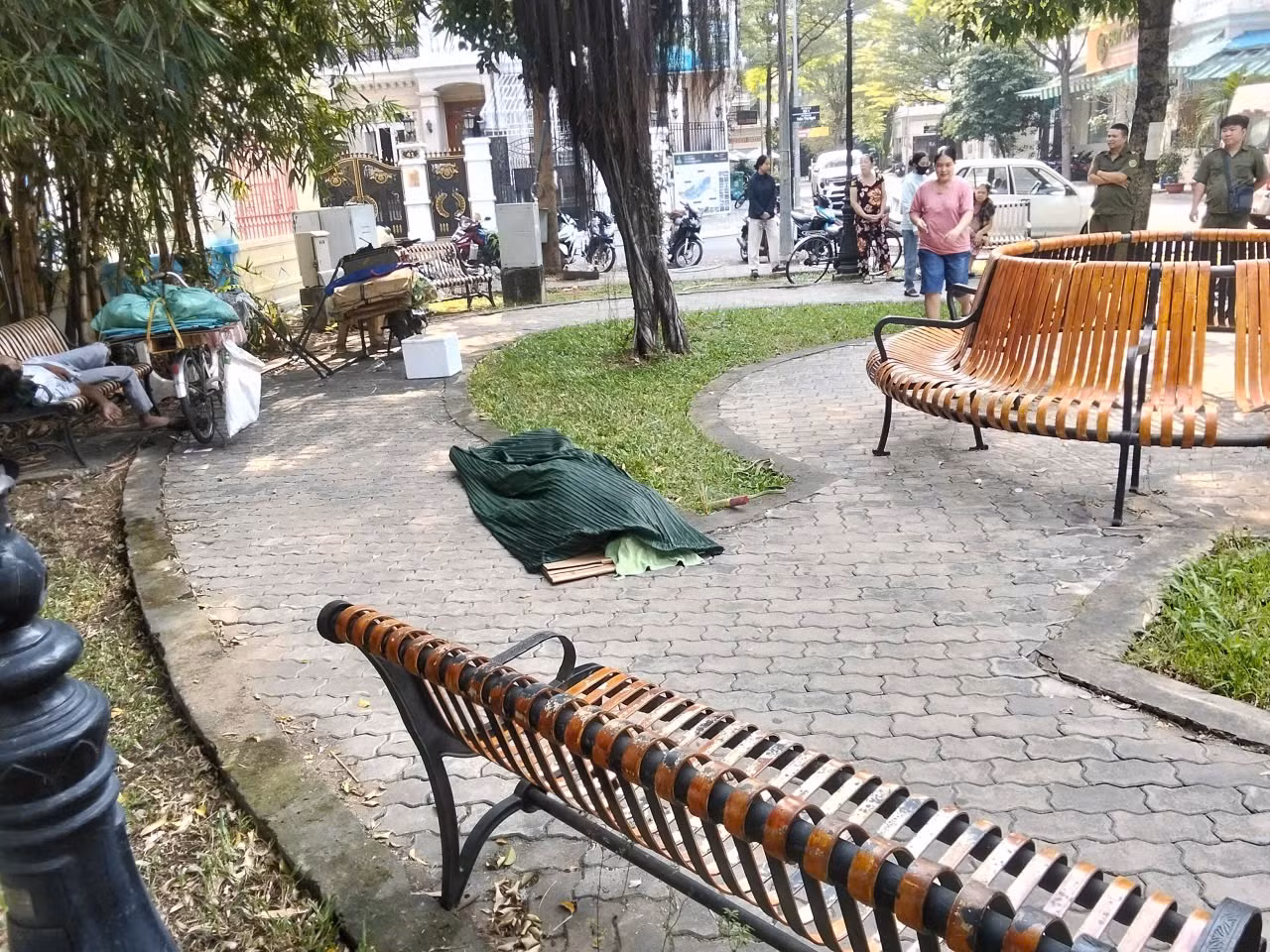 Truy tìm thân nhân nam thanh niên tử vong bất thường trong công viên&nbsp; -0