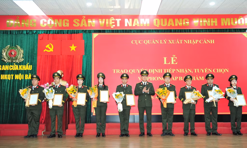 Phong cấp bậc hàm đối với viên chức, nhân viên An ninh hàng không vào công tác tại Cục Quản lý xuất nhập cảnh -0
