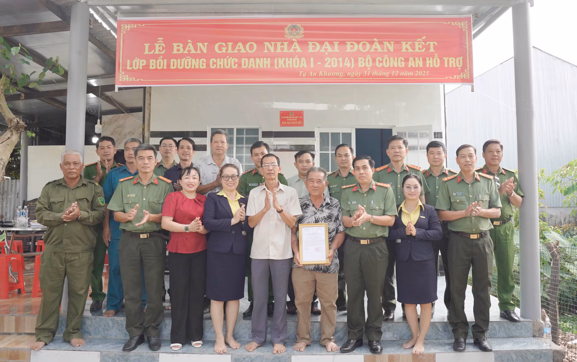Công an Cà Mau bàn giao nhà Đại đoàn kết tại xã Tạ An Khương -0