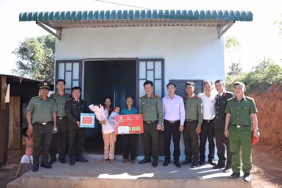 Công an Lâm Đồng bàn giao thêm 5 căn nhà cho người dân các xã biên giới -0