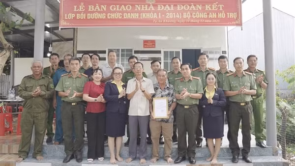 Công an Cà Mau bàn giao nhà Đại đoàn kết tại xã Tạ An Khương