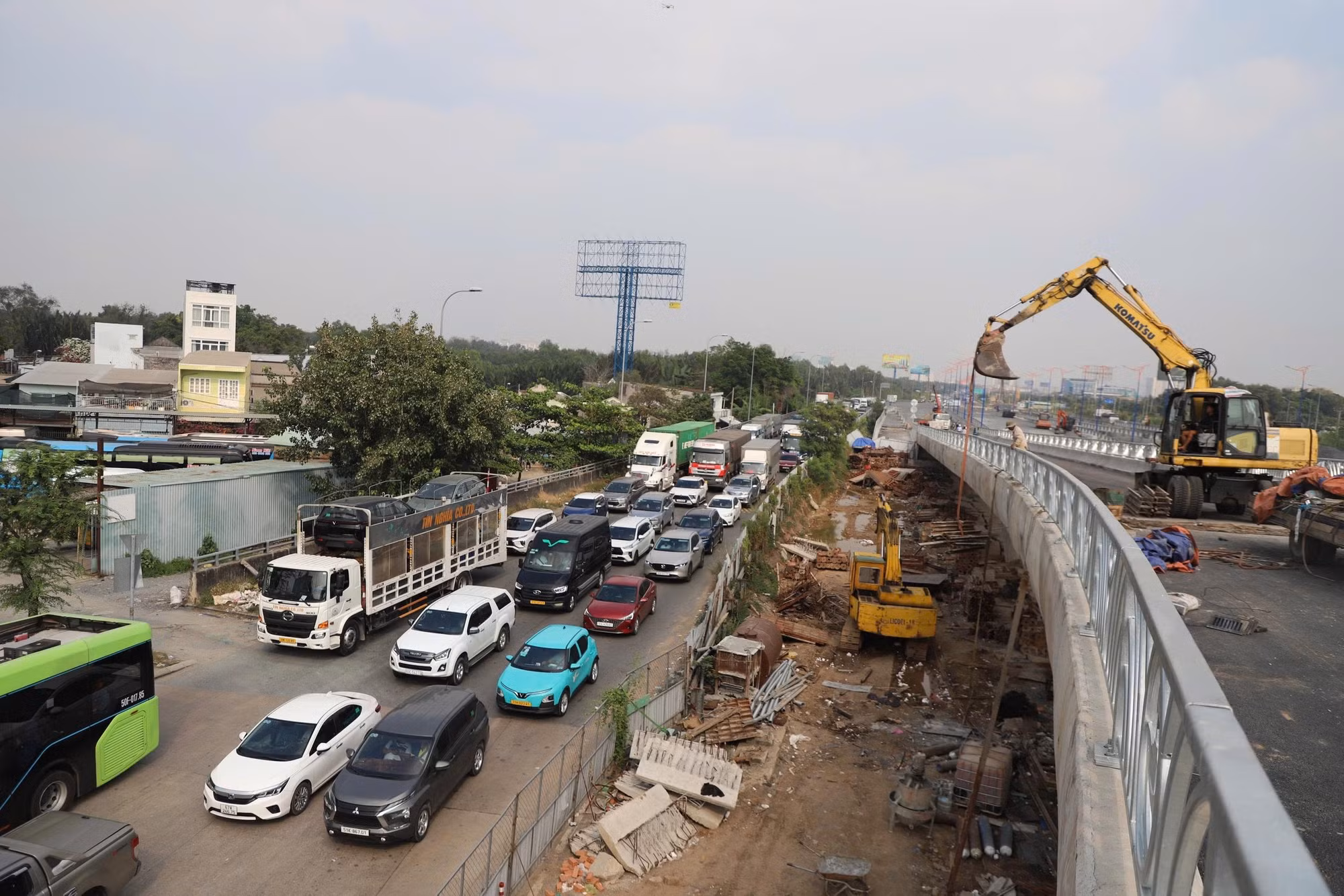 CSGT có mặt tại các điểm nóng giúp người dân về quê nghỉ Tết dương lịch an lành -4
