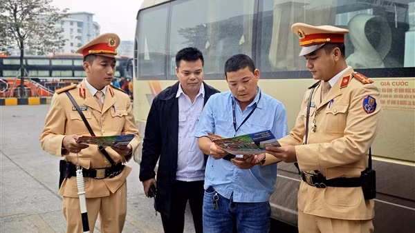 Cận Tết dương lịch, CSGT Hà Nội tăng cường kiểm tra xử lý xe khách vi phạm