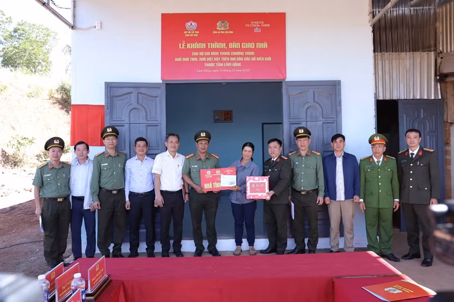 Công an Lâm Đồng bàn giao thêm 5 căn nhà cho người dân các xã biên giới -0