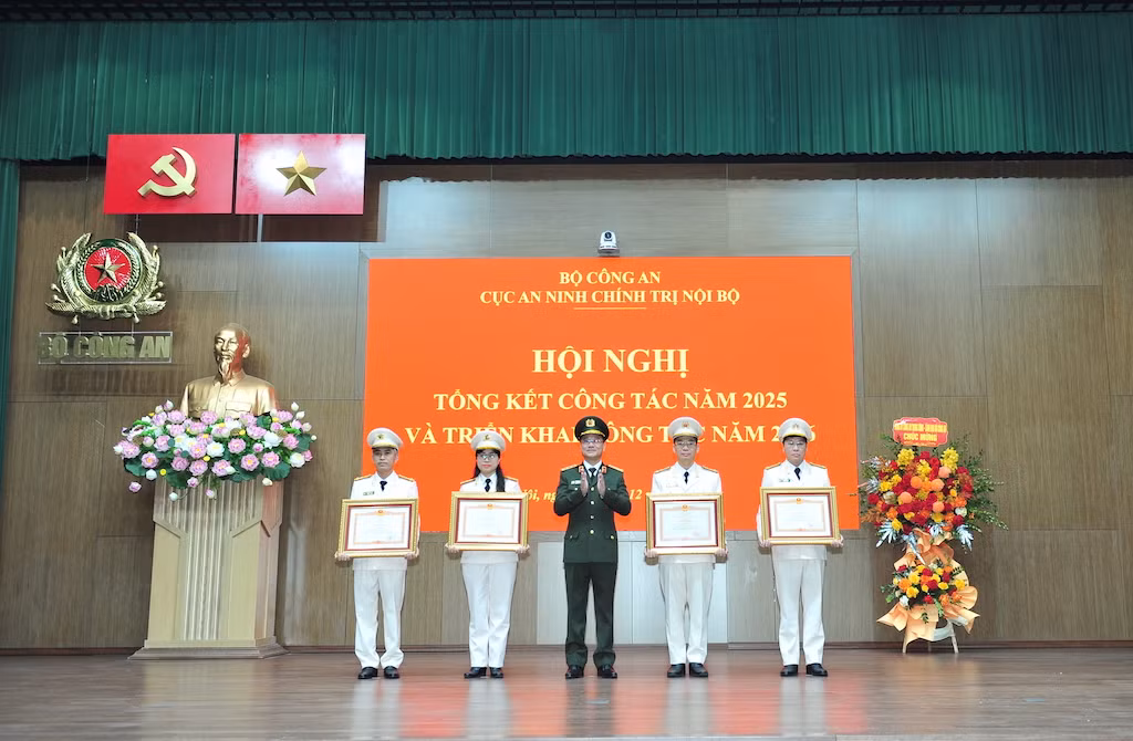 Xây dựng đội ngũ cán bộ “vừa hồng, vừa chuyên”, xứng tầm với sứ mệnh bảo vệ Đảng, bảo vệ chế độ -0