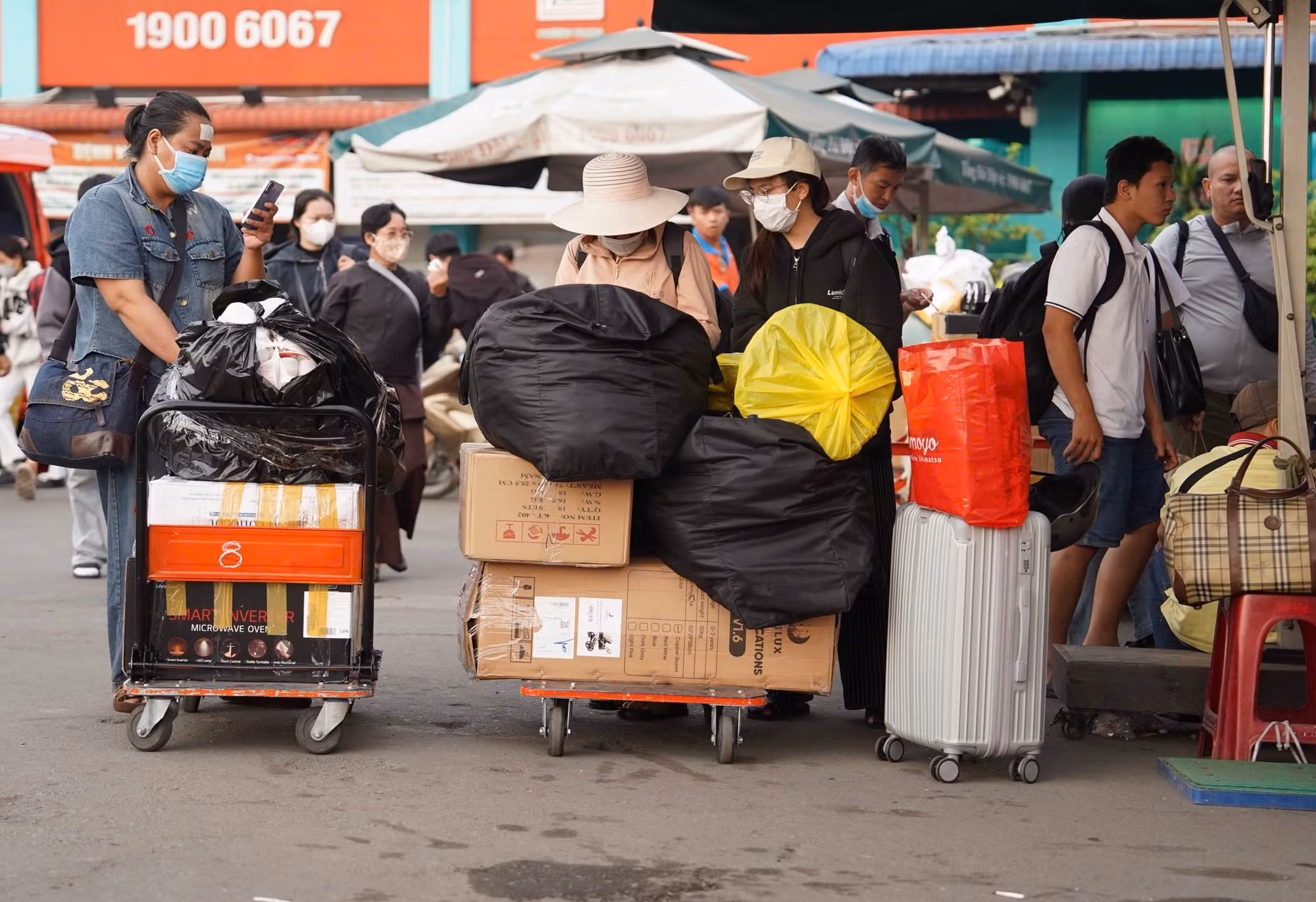 CSGT có mặt tại các điểm nóng giúp người dân về quê nghỉ Tết dương lịch an lành -1