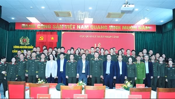 Phong cấp bậc hàm đối với viên chức, nhân viên An ninh hàng không vào công tác tại Cục Quản lý xuất nhập cảnh