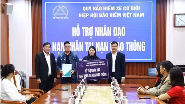 Hỗ trợ nhân đạo gia đình 2 nạn nhân tử vong do tai nạn giao thông tại Nghệ An