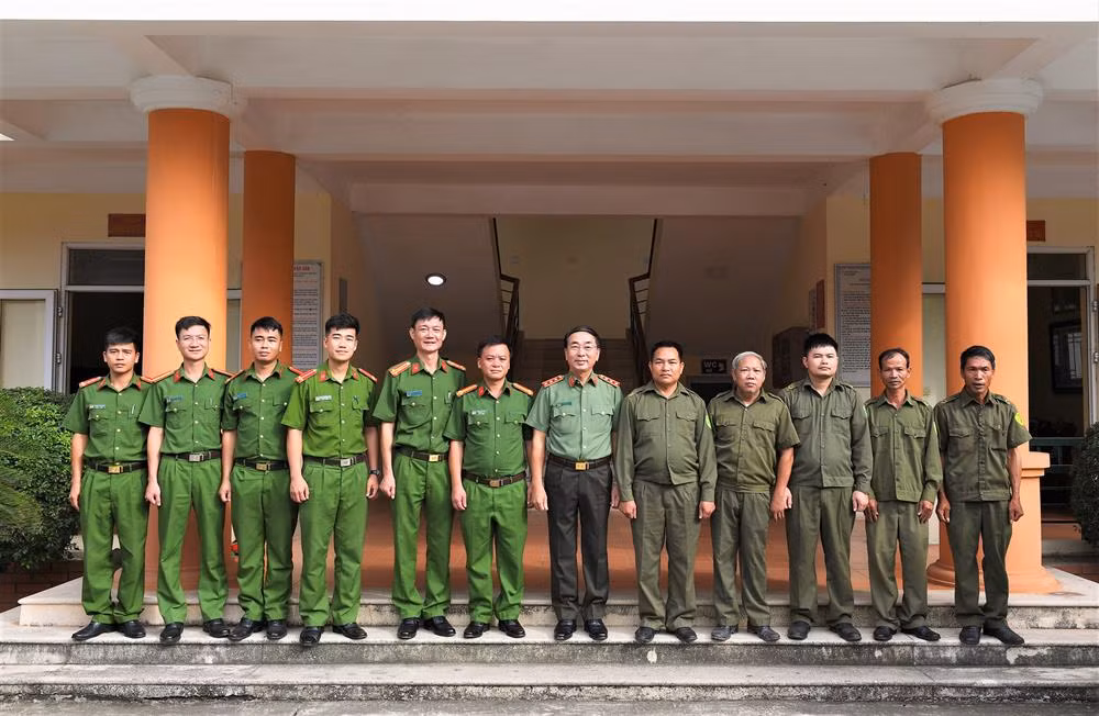Thứ trưởng Trần Quốc Tỏ thăm, làm việc tại Công an xã Bá Xuyên -0