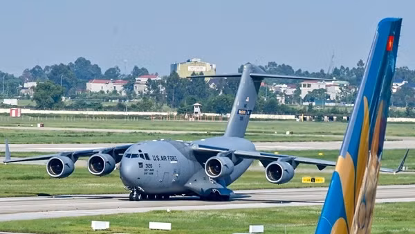 Máy bay vận tải khổng lồ của Không quân Mỹ đến Hà Nội