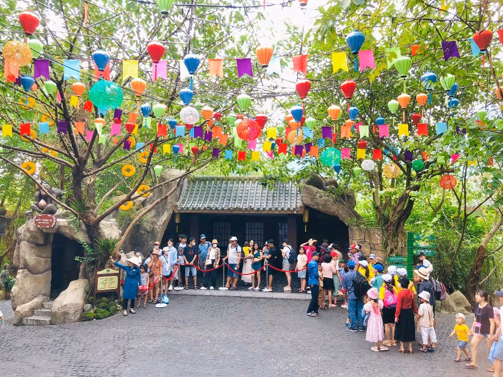 Đà Nẵng nhộm sắc đỏ sao vào chào đón du khách dịp 2/9 -0