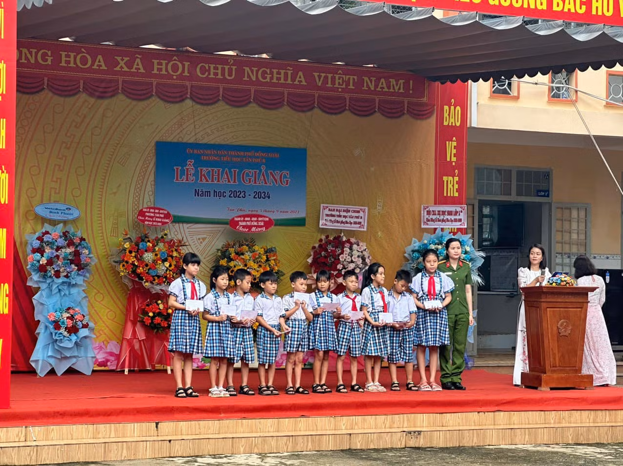 Niềm vui ngày khai trường của học sinh có hoàn cảnh khó khăn -0