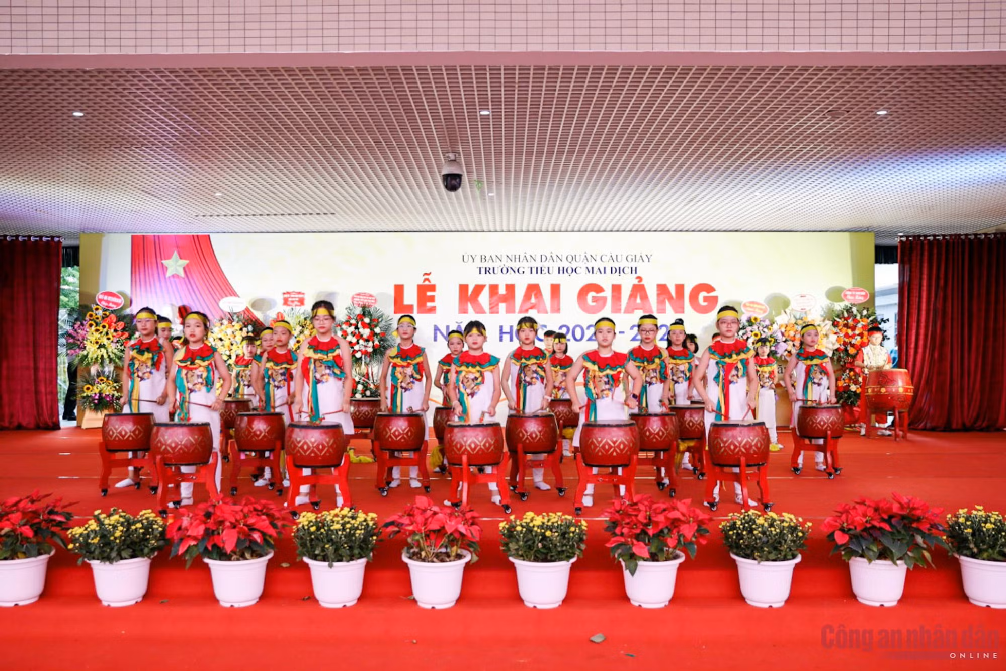 Học sinh cả nước náo nức tới trường, bắt đầu cho năm học mới -0