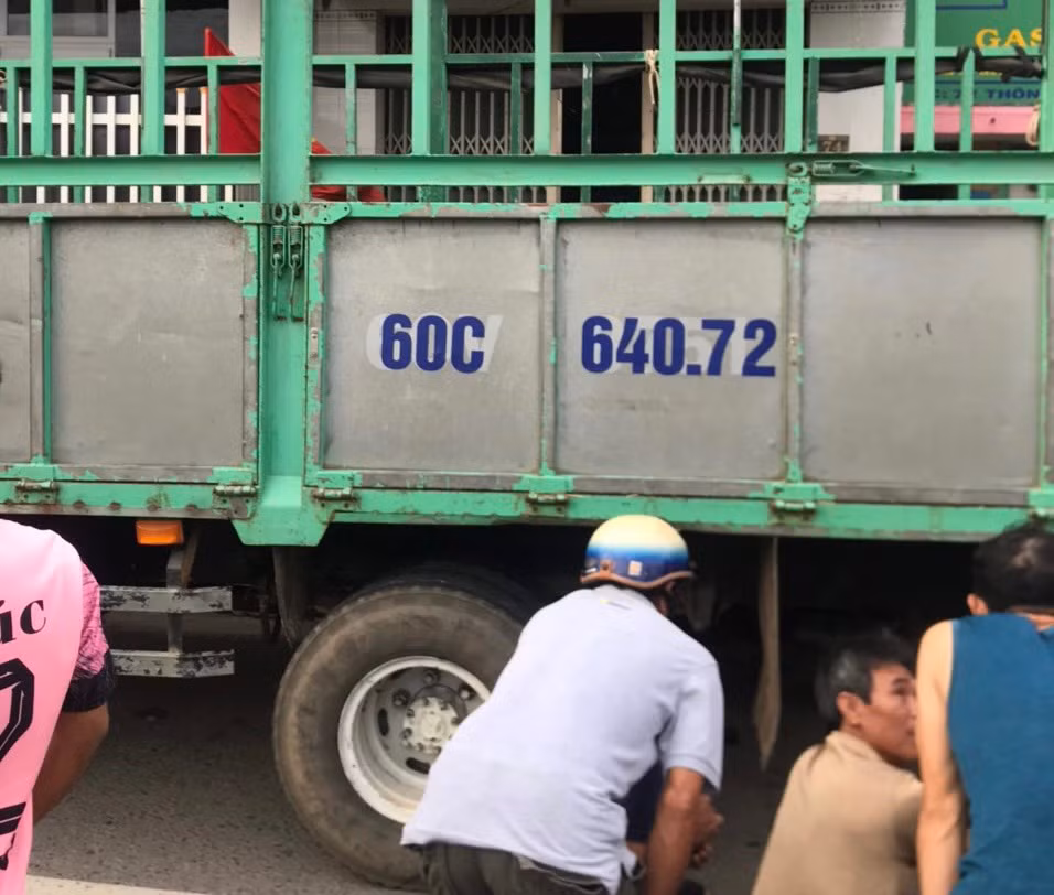 Tông vào đuôi xe tải, 2 người đi trên xe máy tử vong -0