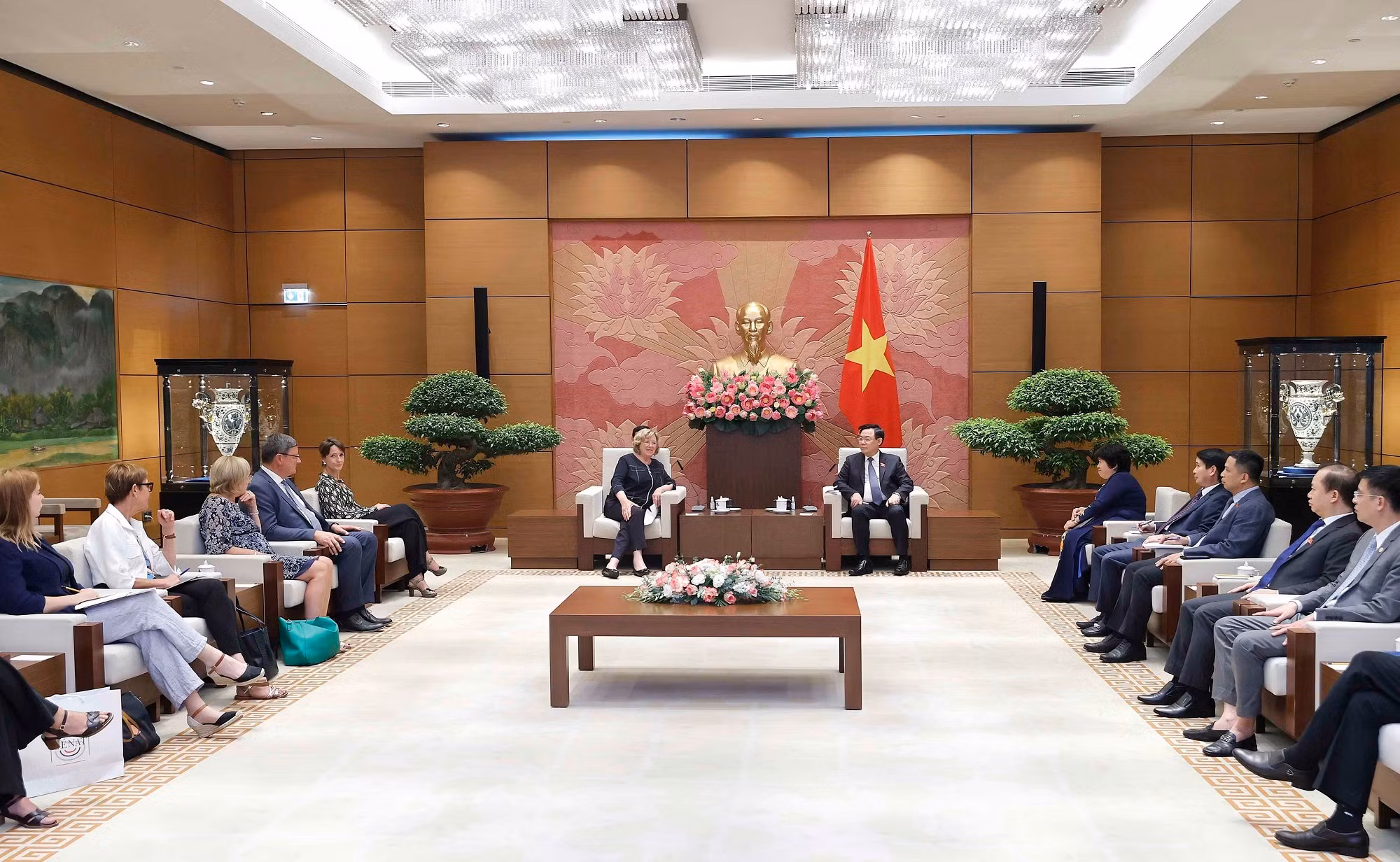 Chủ tịch Quốc hội Vương Đình Huệ tiếp Nhóm Nghị sĩ hữu nghị Pháp-Việt -0