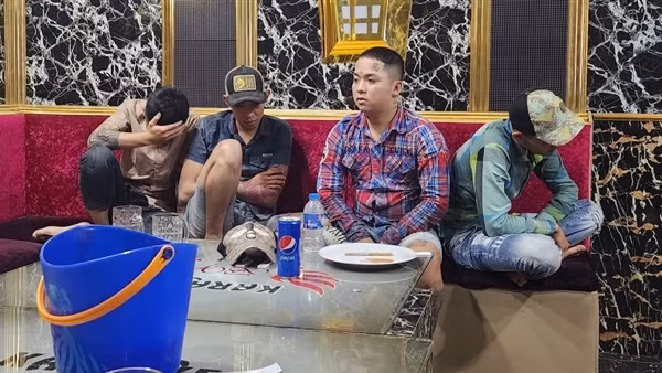 17 đối tượng dương tính với chất ma túy trong quán karaoke ở Tiền Giang
