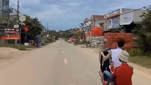 Đi xe máy bốc đầu, 4 thanh niên bị xử phạt