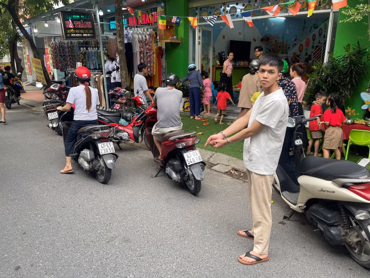 Mất việc làm, nhân viên quán nhậu nhắm vào phụ nữ để cướp điện thoại -0