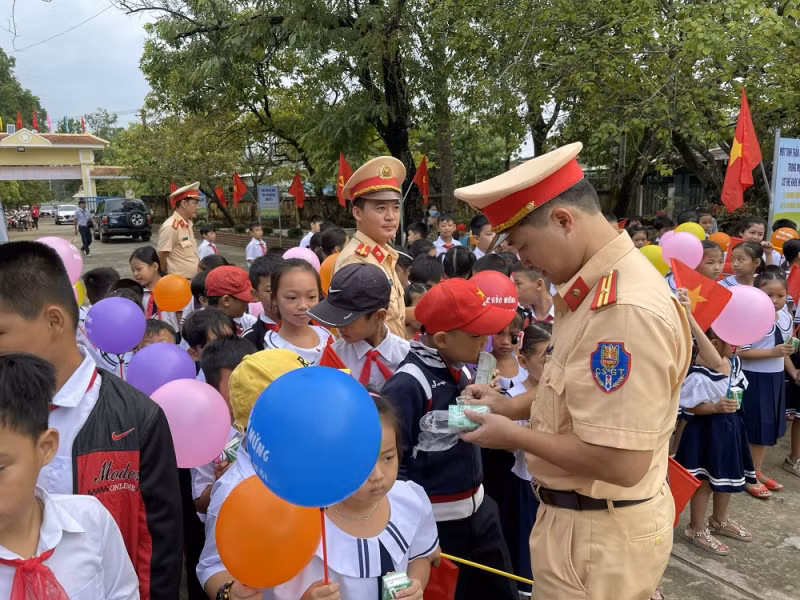 Bảo đảm trật tự, an toàn giao thông &nbsp;trong ngày khai giảng -0