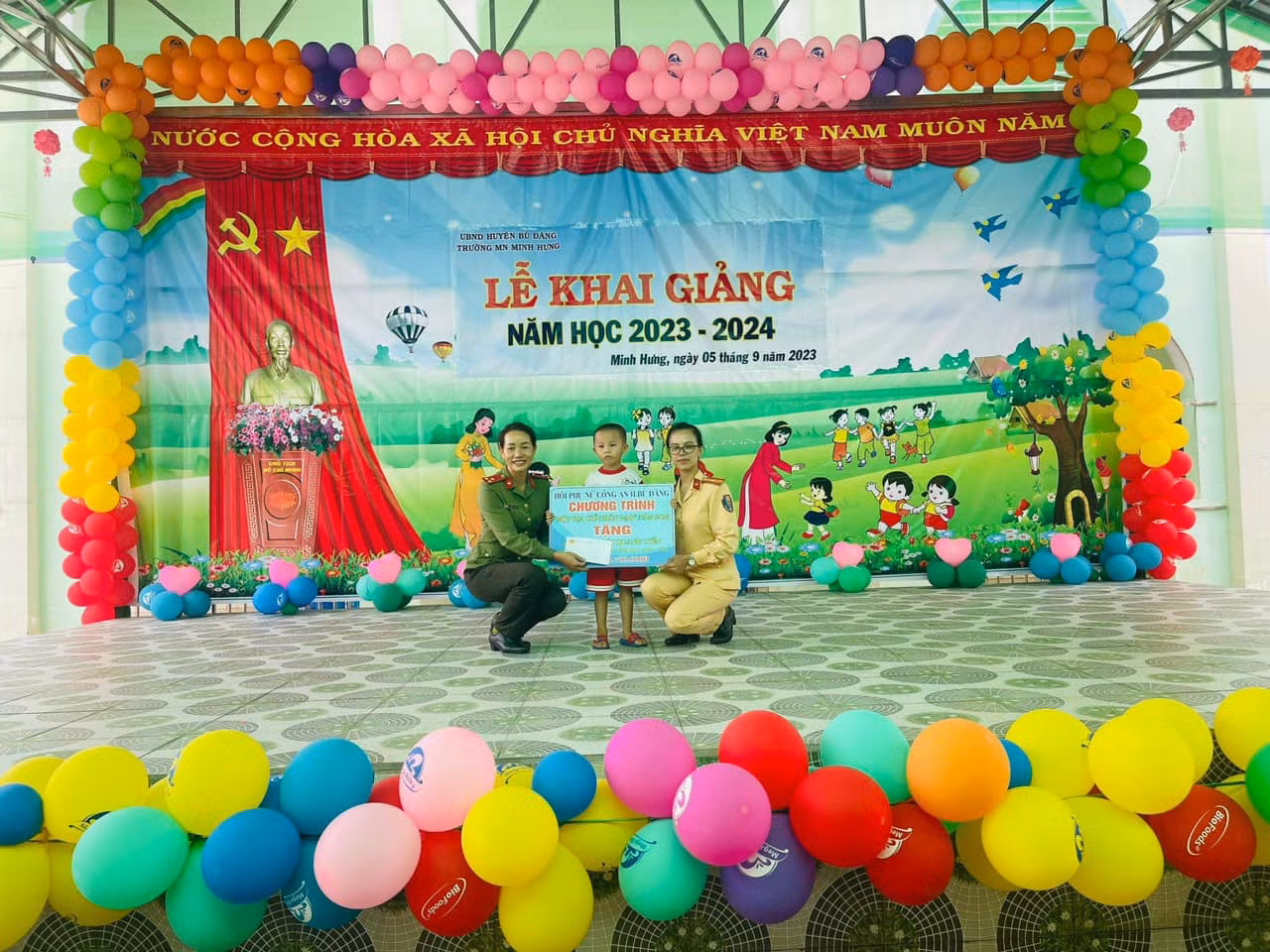 Niềm vui ngày khai trường của học sinh có hoàn cảnh khó khăn -0
