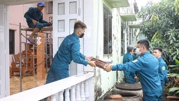 Hơn 170 căn nhà bị tốc mái trong cơn mưa lớn kèm giông lốc ở Long An
