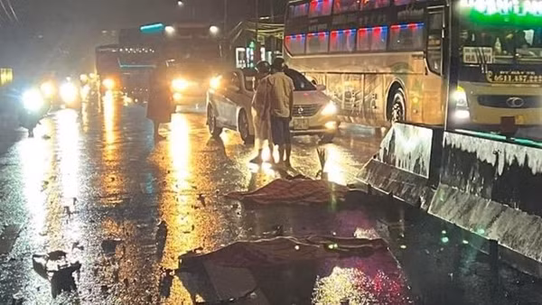Hai cha con bị xe khách tông tử vong trong đêm