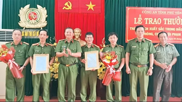 Khen thưởng lực lượng truy bắt đối tượng chuyên trộm tài sản của người đi vay ngân hàng