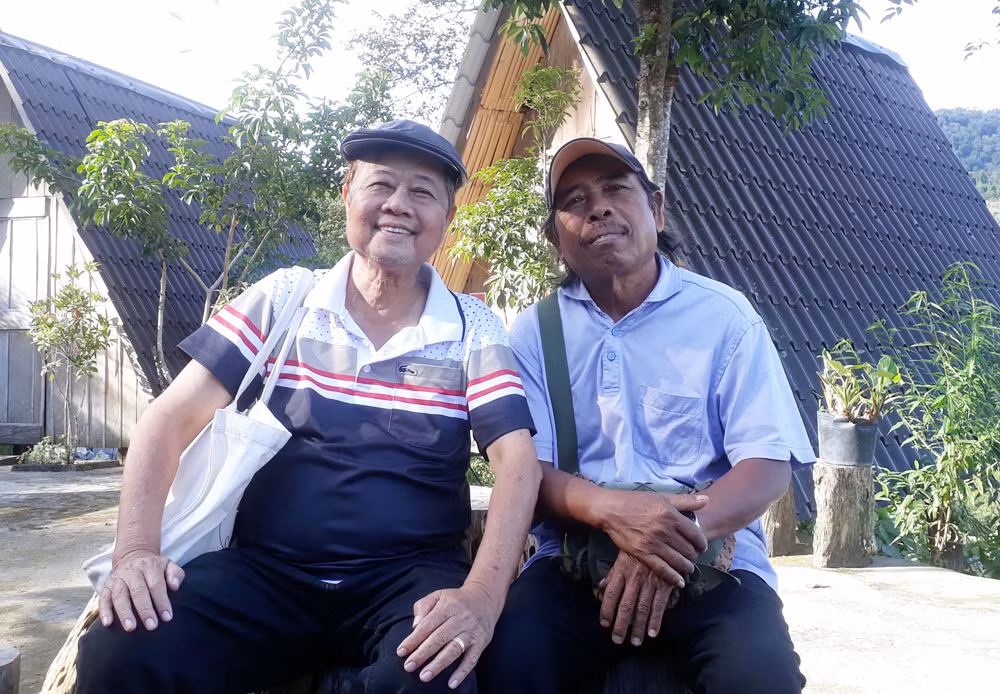 nhạc sĩ y phôn ksor (bên phải) và nhạc sĩ nguyễn văn hiên trong một chuyến thực tế sáng tác.jpg -0