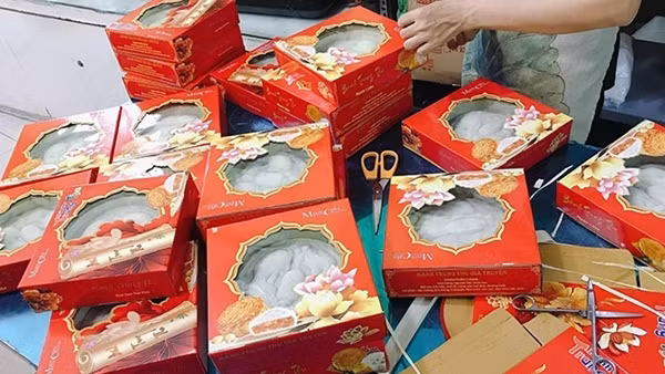 Người tiêu dùng cẩn trọng với bánh trung thu không rõ nguồn gốc