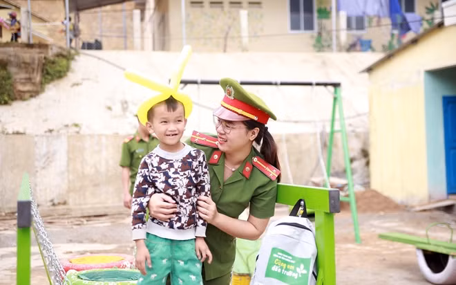 Công an Quảng Nam&nbsp;tiếp sức học sinh nghèo đến trường -0