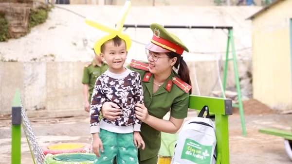 Công an Quảng Nam&nbsp;tiếp sức học sinh nghèo đến trường