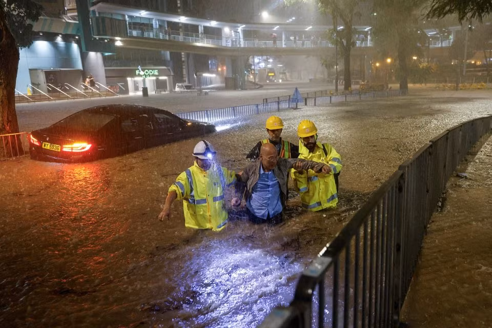 Hong Kong hứng lượng mưa kỷ lục 140 năm, ô tô chìm trong biển nước -1