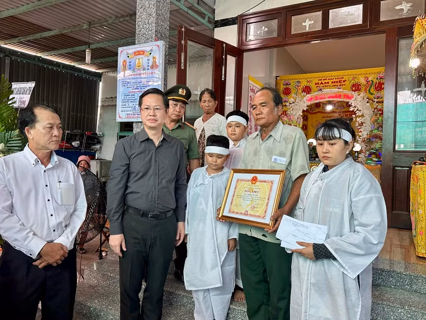 Truy tặng bằng khen đột xuất cho người dân dũng cảm lao vào đám cháy cứu người -0