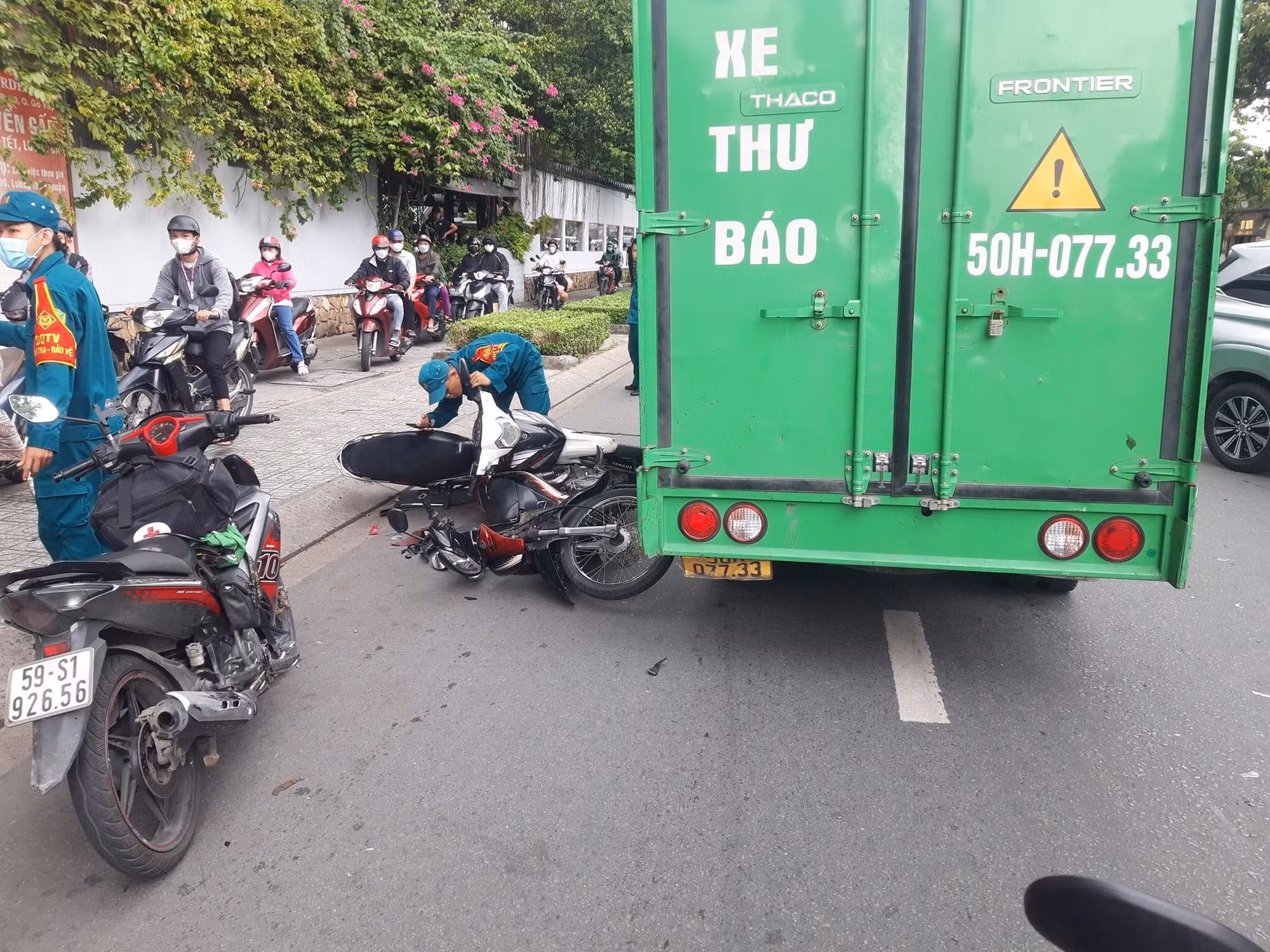 3 người bị thương vì bị xe tải chở thư báo lao qua làn ngược chiều tông trúng -1