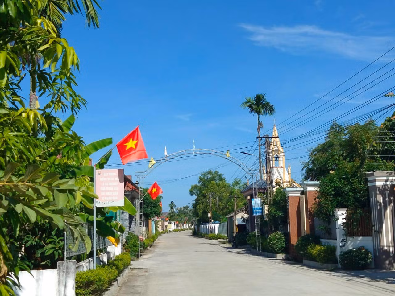 Rực rỡ sắc cờ tại các cơ sở tôn giáo dịp Quốc khánh 2/9 -0