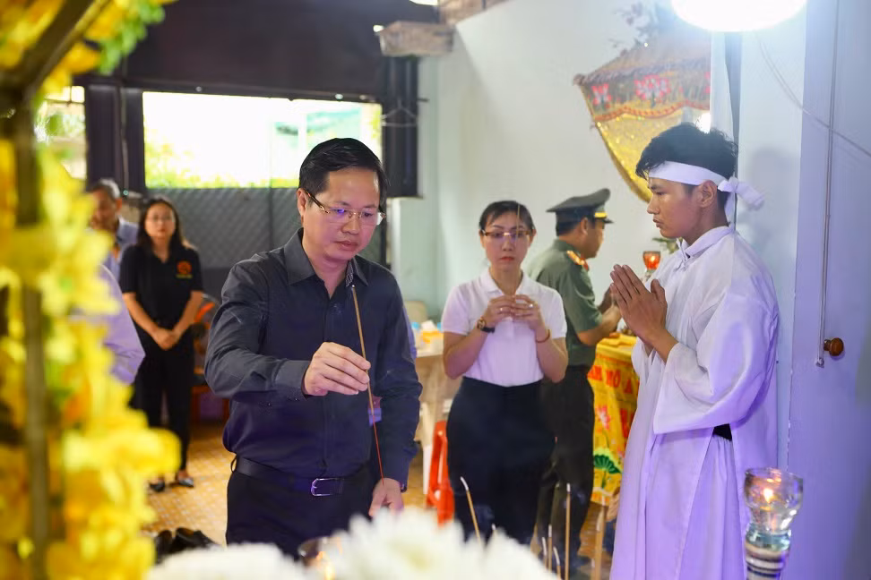 Truy tặng bằng khen đột xuất cho người dũng cảm lao vào đám cháy cứu người -0