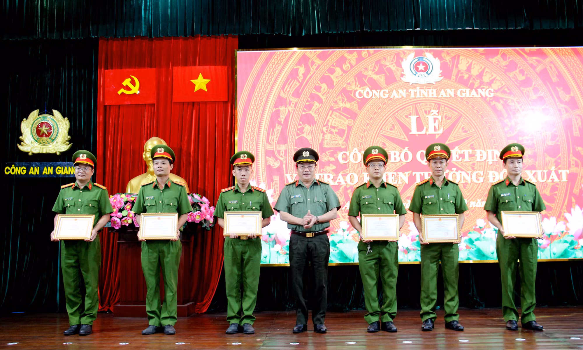 Khen thưởng các tập thể, cá nhân có thành tích xuất sắc trong điều tra, truy xét nhanh nhóm đối tượng phạm tội -0