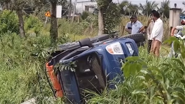 Xe tải lao xuống mương nước lật ngang vì... né xe tang