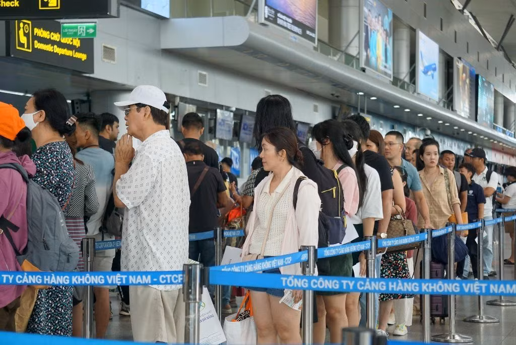 Đà Nẵng nhộm sắc đỏ sao vào chào đón du khách dịp 2/9 -1