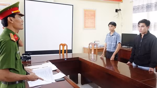 Bắt 2 đối tượng làm bằng đại học và chứng chỉ giả