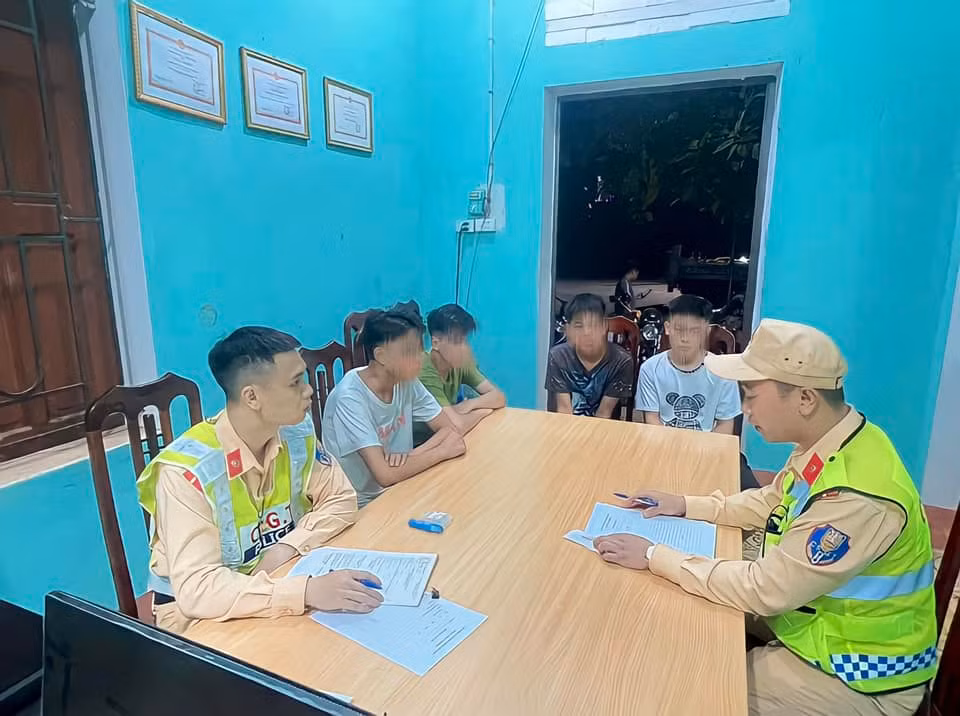 Công an xã kịp thời ngăn chặn nhóm thanh thiếu niên sử dụng rượu bia, điều khiển xe mô tô cầm theo hung khí -0