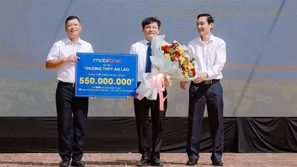 MobiFone tài trợ thiết bị hỗ trợ dạy và học trực tuyến tại trường THPT An Lão, Hải Phòng