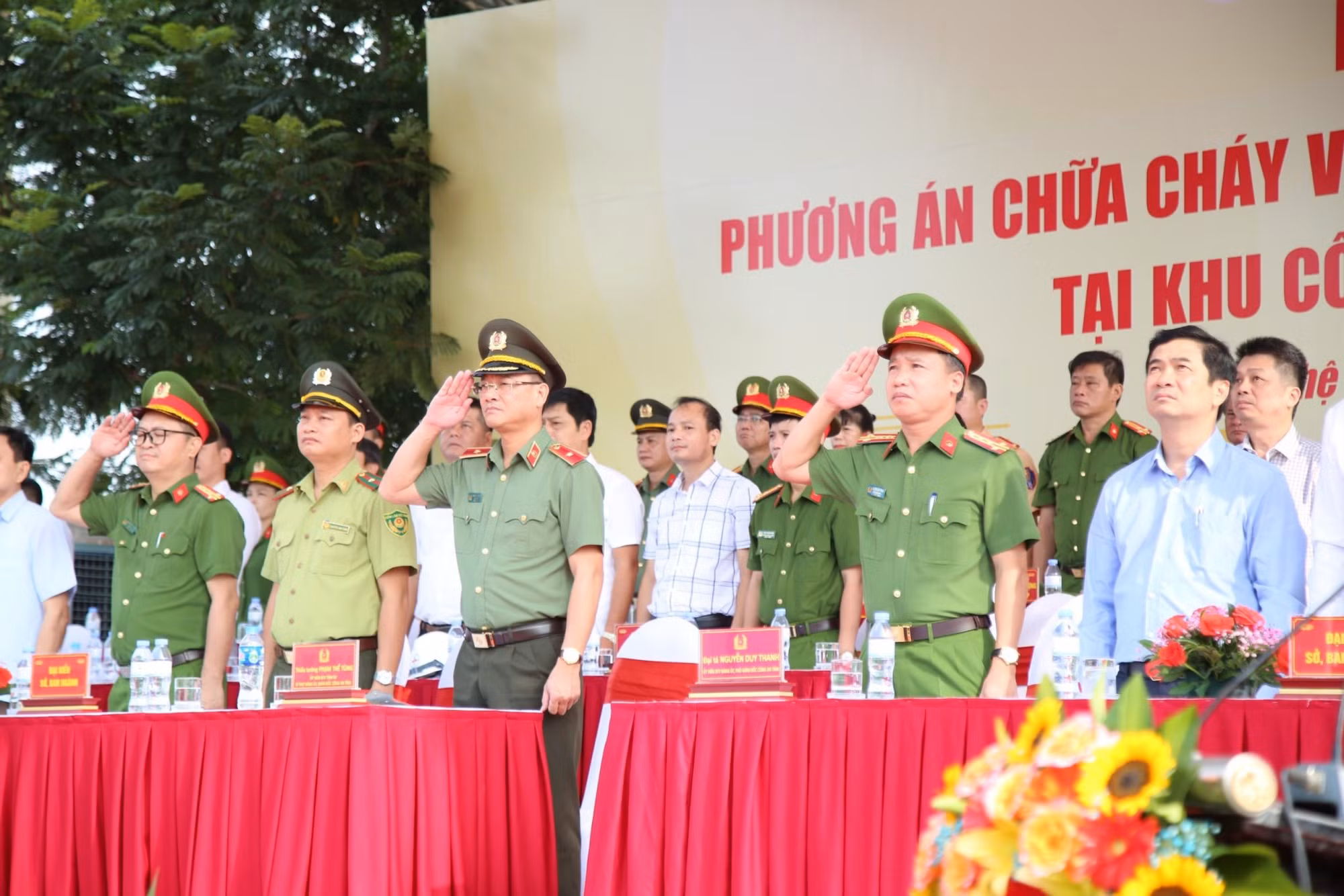 Hơn 500 người tham gia diễn tập phương án chữa cháy cấp tỉnh tại Khu công nghiệp VSIP Nghệ An -0