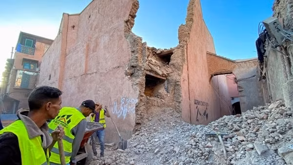 Người dân Maroc xếp hàng hiến máu, hơn 800 người chết vì động đất